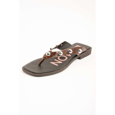 Sandalia Ojota Tachas Chocolate