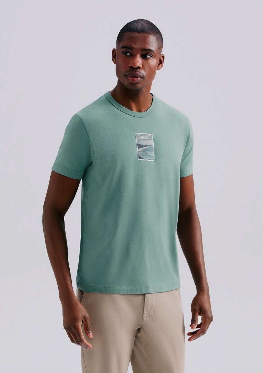 CAMISETA CON ESTAMPA MODELO REGULAR - VERDE 