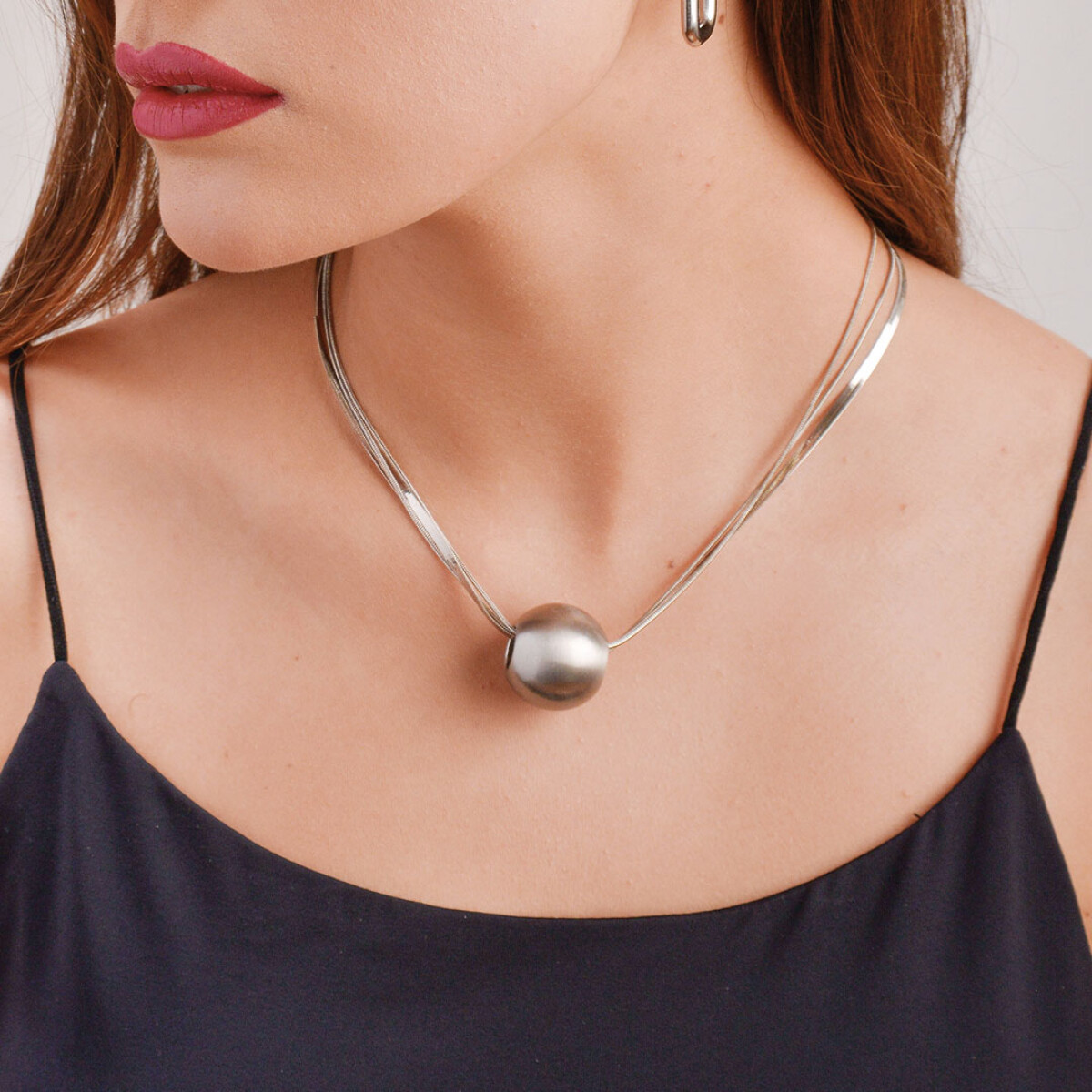 AURA COLLAR TRIPLE Y BOLA PLATEADA 