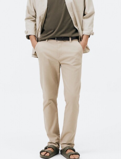 PANTALÓN TIPO GABARDINA MODELO CHINO BEIGE