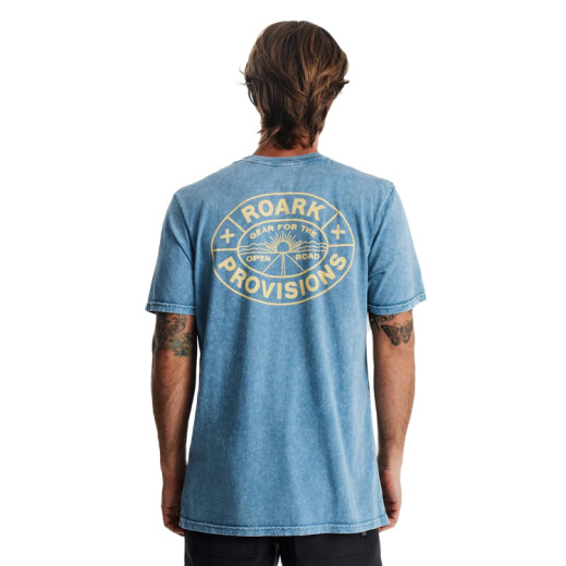 Remera Roark Roark Provisions - Celeste Remera Roark Roark Provisions - Celeste