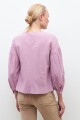Blusa romántica con bordados lavanda
