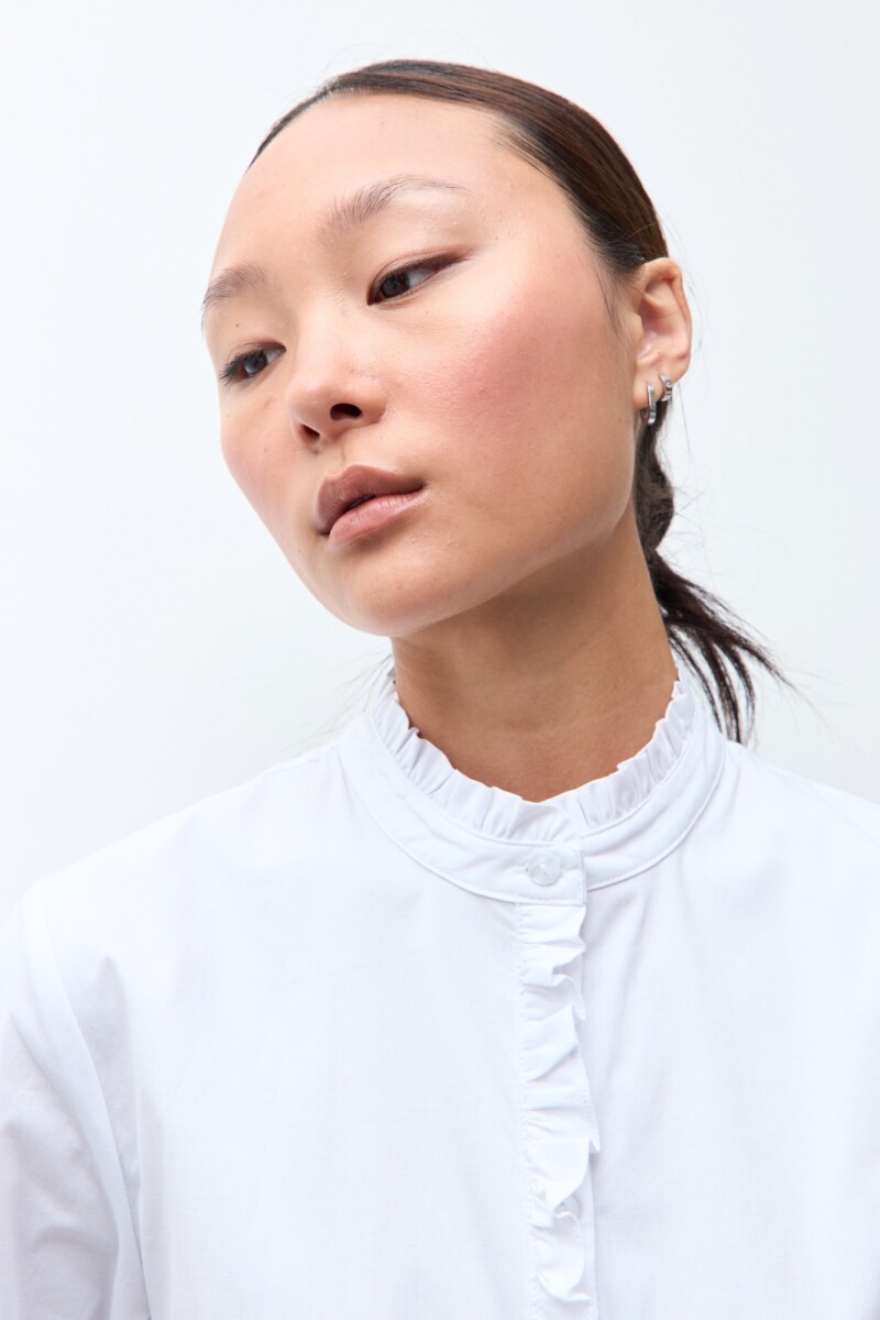 Camisa con volados crudo