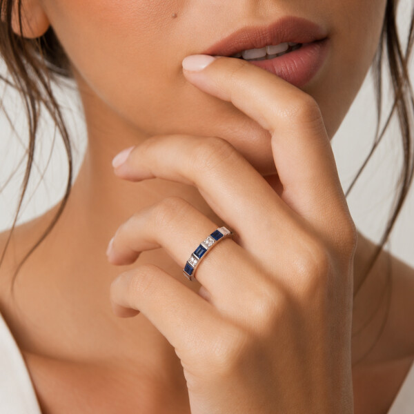 Anillo Calypso en oro blanco 18k con brillantes y zafiros azules Anillo Calypso en oro blanco 18k con brillantes y zafiros azules