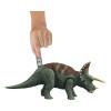 Dinosaurio Jurassic World Triceratops ruge y ataca Dinosaurio Jurassic World Triceratops ruge y ataca