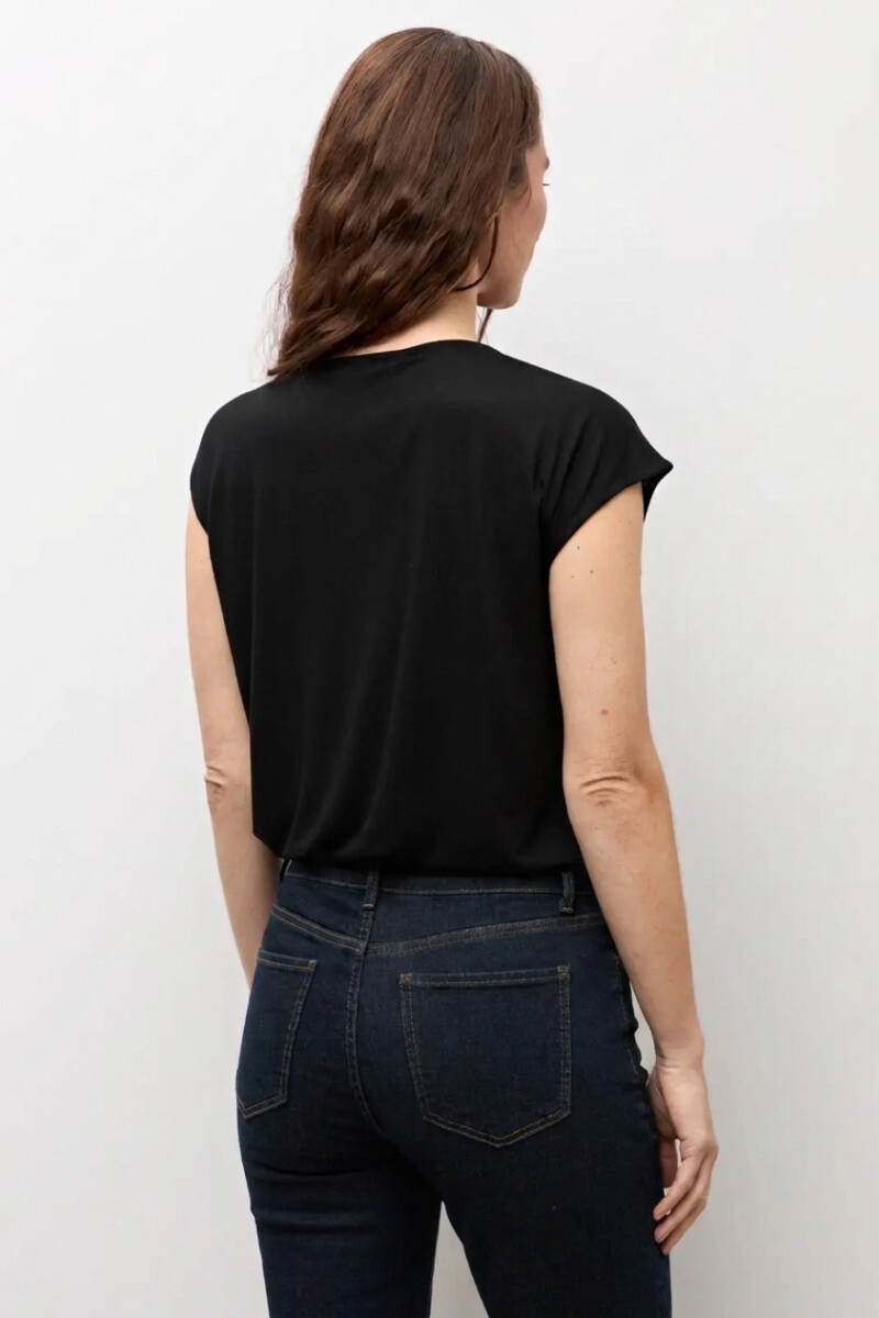 Blusa detalle metálico negro
