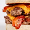 DOUBLE BACON CHEESEBURGER Pan de harina de arroz integral con semillas de sésamo