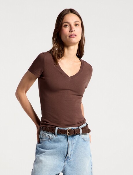 CAMISETA BÁSICA SLIM CUELLO EN V MARRÓN