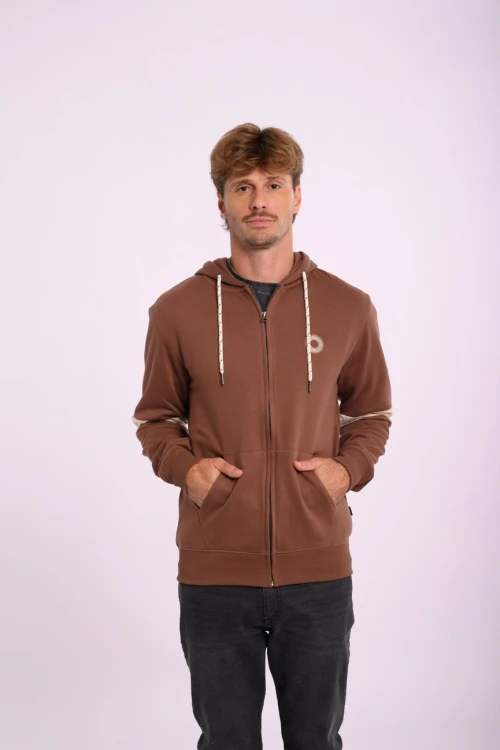 Campera deportiva estampada Marrón