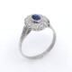Anillo en platino, zafiro y brillantes. Anillo en platino, zafiro y brillantes.