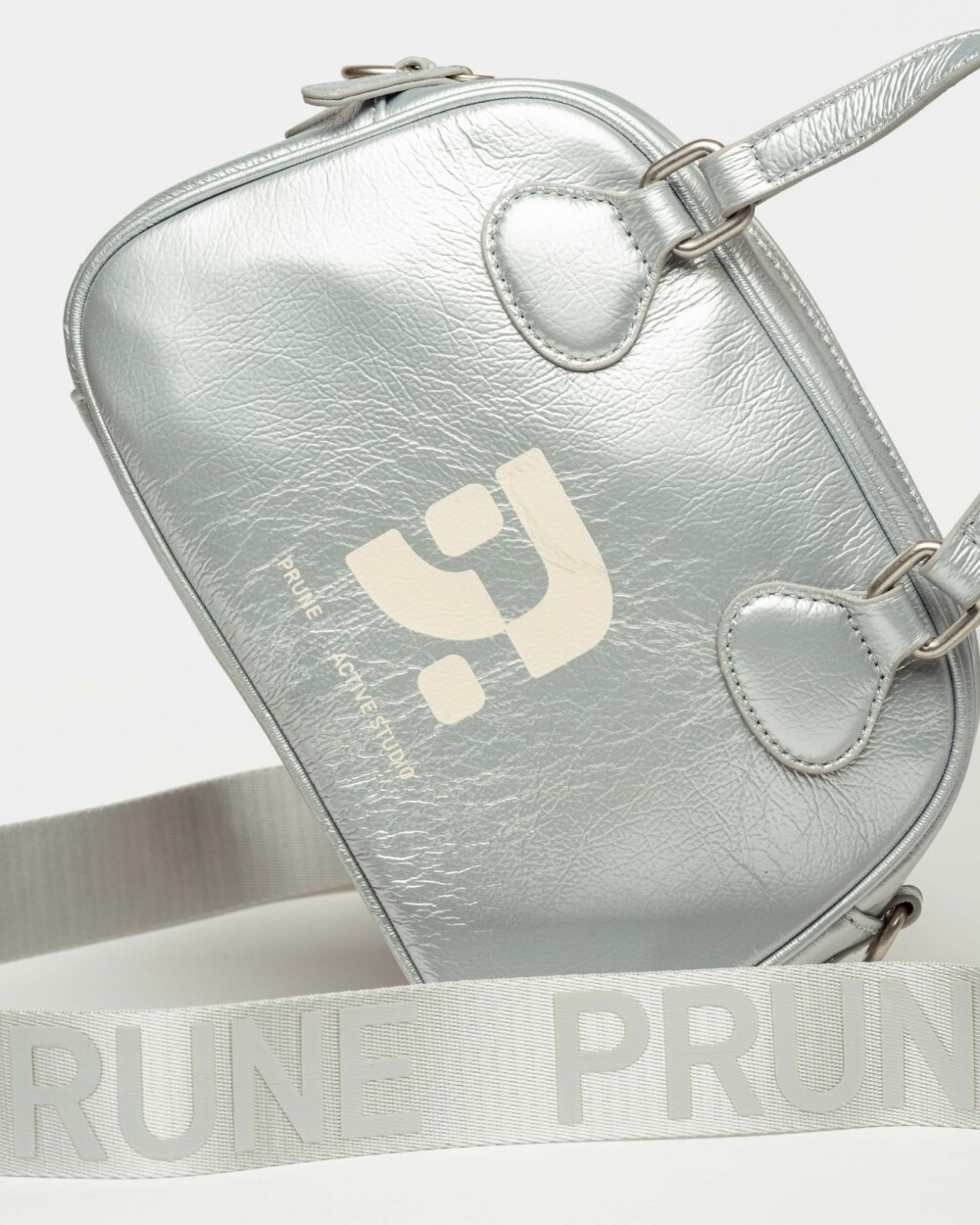 Mini bag Active Studio en efecto charol arrugado Metalizado