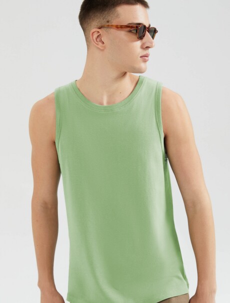 MUSCULOSA BÁSICA VERDE CLARO