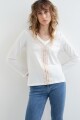 Remera escote V con bordado crudo