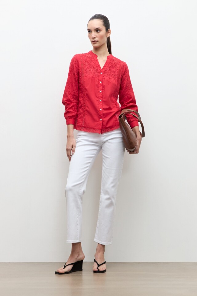Camisa puntillas y bordados rojo