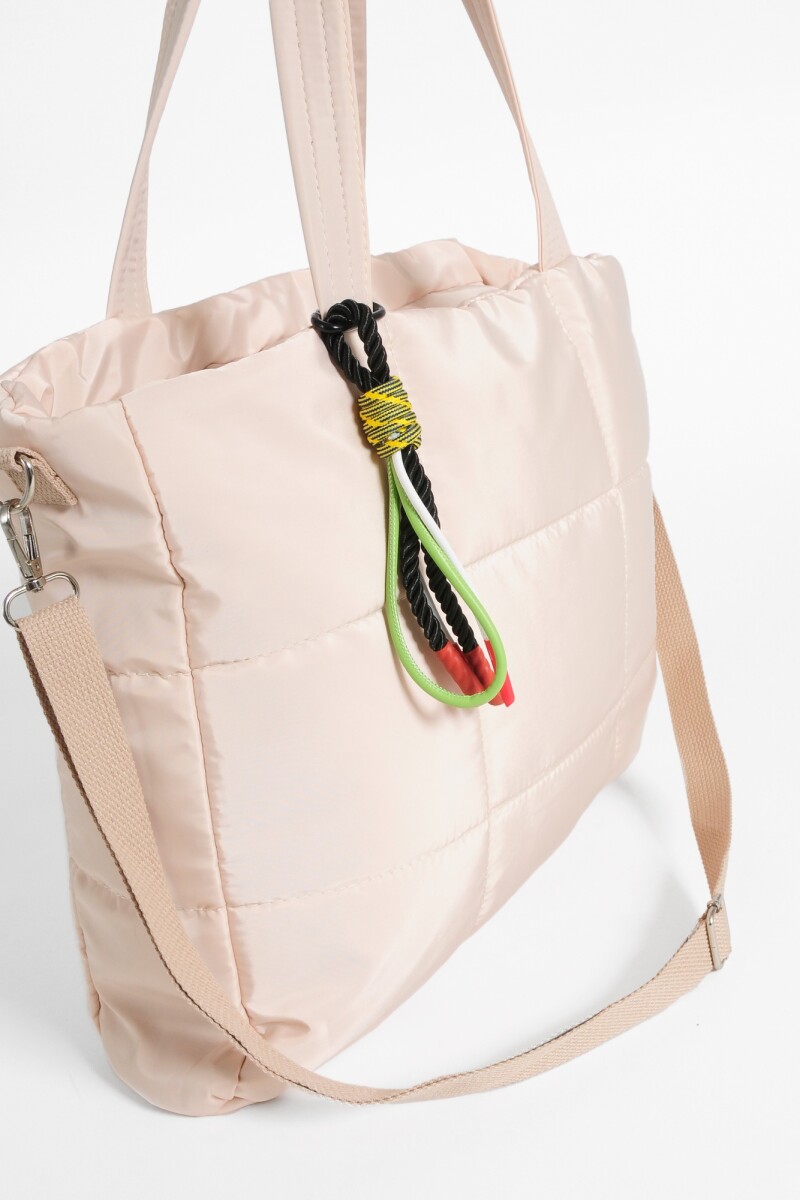 Shopper matelaseada con llavero crudo