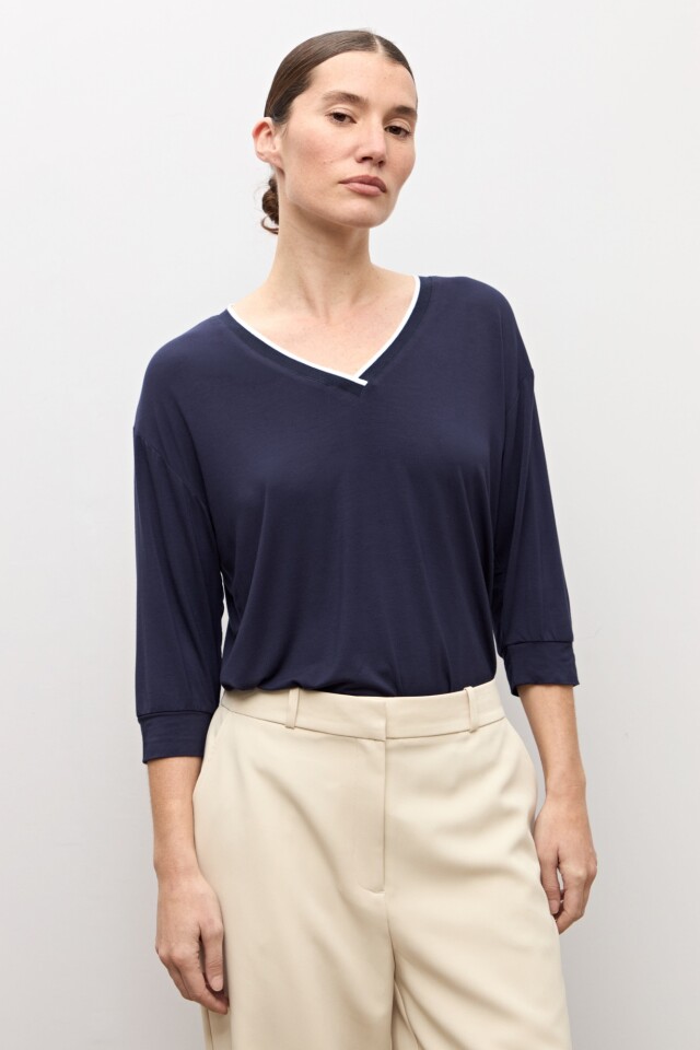 Remera escote V azul marino