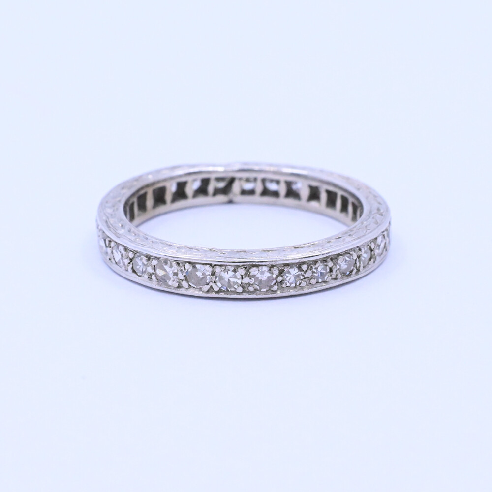 Anillo sin fin oro 18k con brillantes engarzado en granito. Anillo sin fin oro 18k con brillantes engarzado en granito.