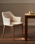 Silla Croft de chenilla y patas de madera maciza de fresno beige