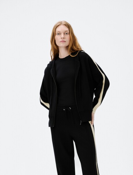 CAMPERA DE PUNTO CON CAPUCHA NEGRO