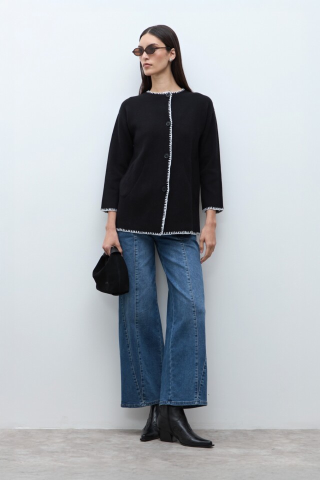 Sacón bordado en contraste negro