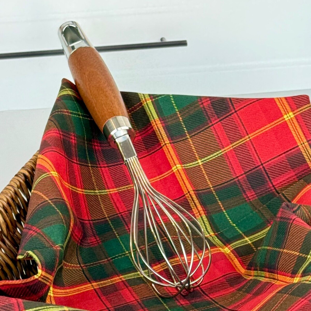 Batidor Manual de Acero Inoxidable con Mango de Madera 25cm 