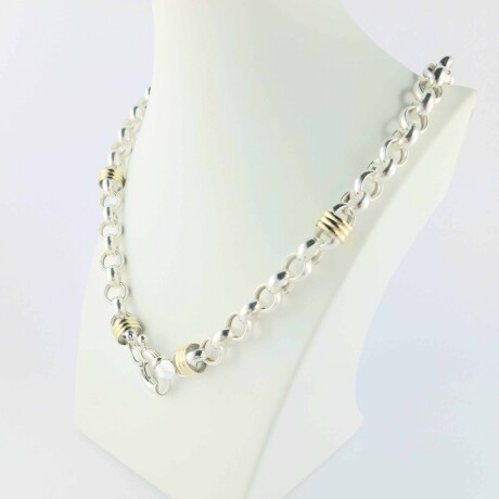 Gargantilla de plata 925 rolo con apliques en double de oro 18 ktes y cierre marinero. Largo 50 cm. Gargantilla de plata 925 rolo con apliques en double de oro 18 ktes y cierre marinero. Largo 50 cm.