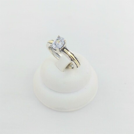 Anillo solitario de plata 925 con detalles en double de oro 18ktes y circonia central. Anillo solitario de plata 925 con detalles en double de oro 18ktes y circonia central.