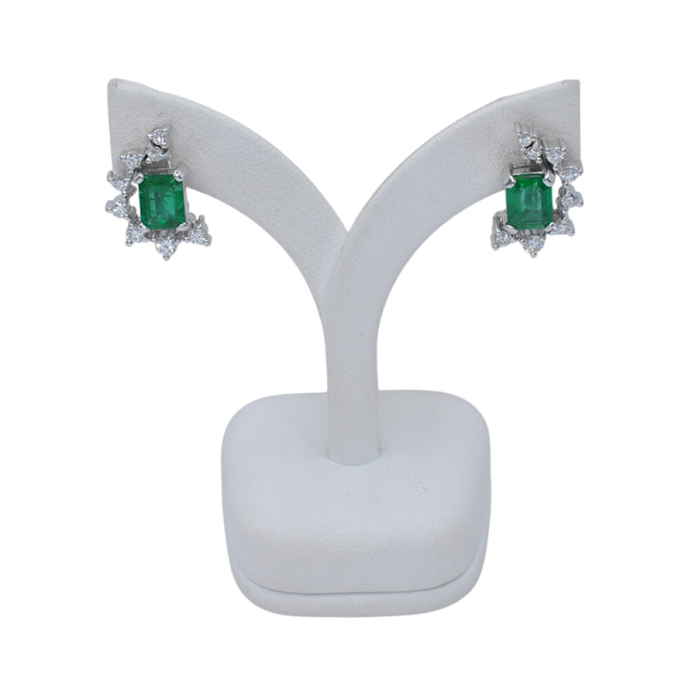 Caravanas clips en oro 18k blanco, con esmeraldas y brillantes Caravanas clips en oro 18k blanco, con esmeraldas y brillantes