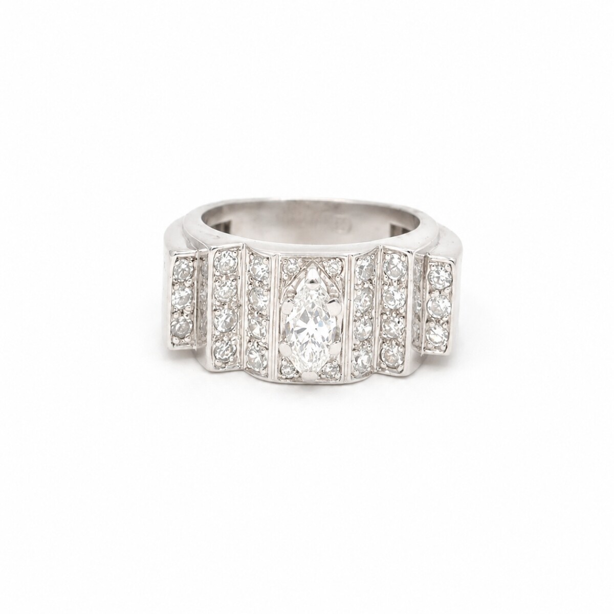 Anillo En Platino Con Importante Brillante Central Navette 