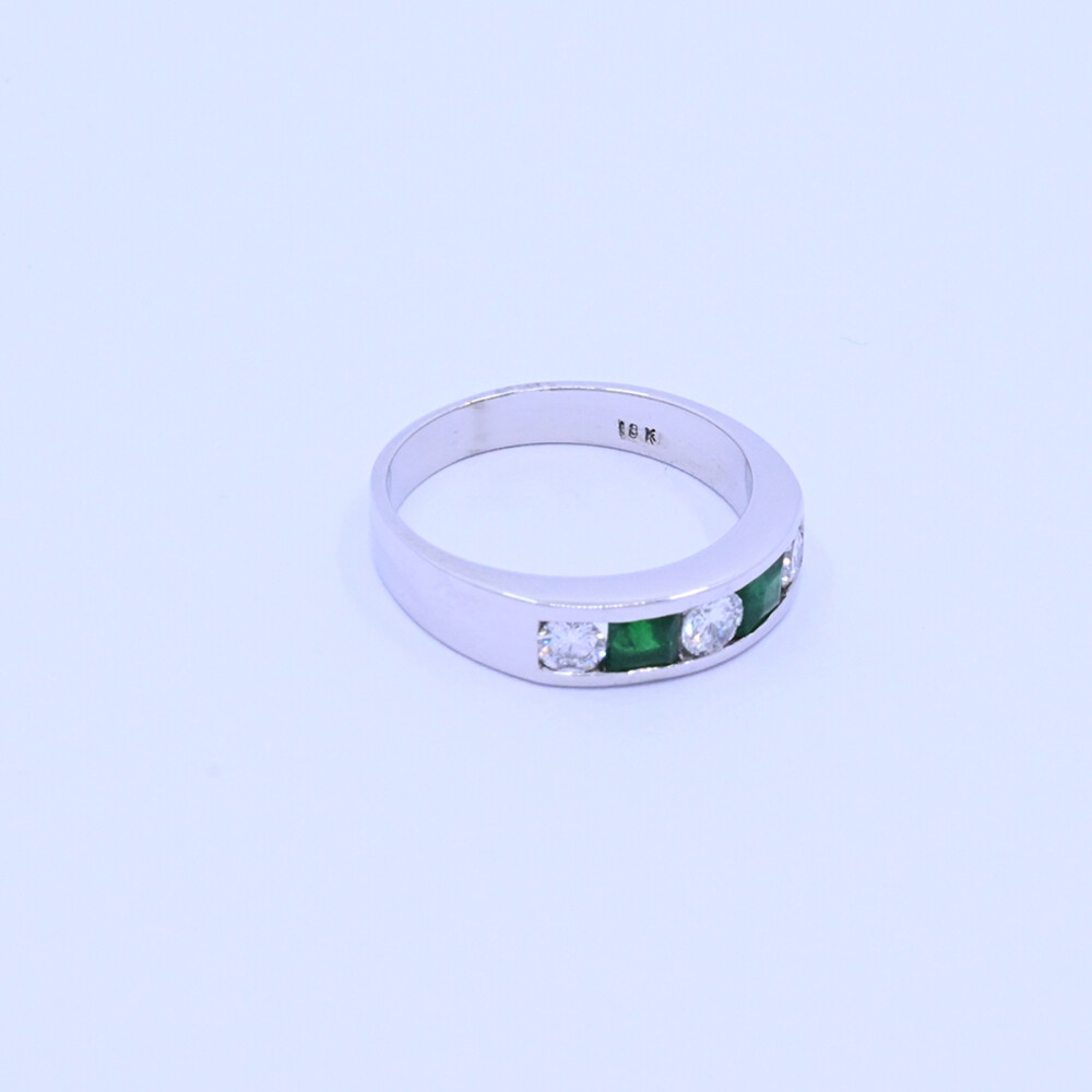Anillo medio sin fin oro 18k blanco engarce carril con esmeraldas y brillantes Anillo medio sin fin oro 18k blanco engarce carril con esmeraldas y brillantes