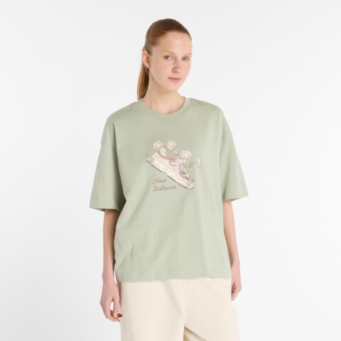 Remera New Balance de Dama - Flower Shoe - WT53912GAS GREEN