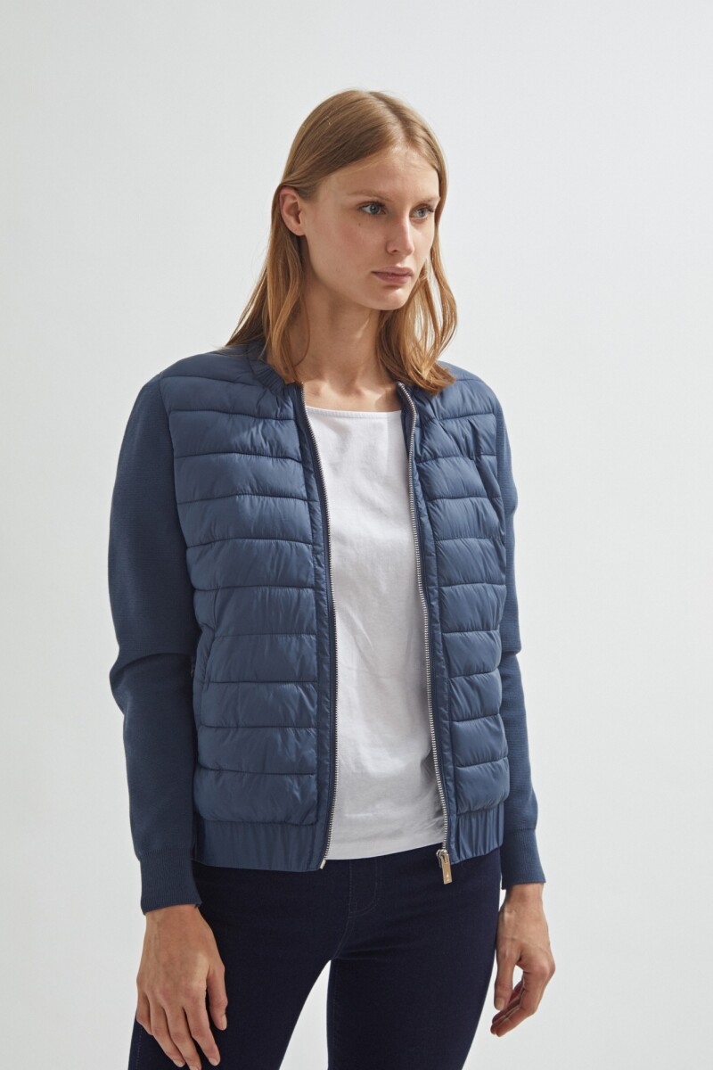 Campera capitoneada con mangas tejidas azul piedra