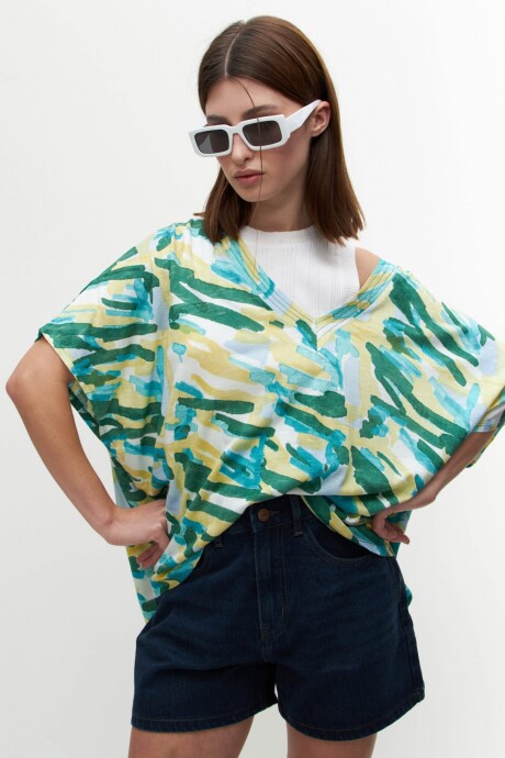 Remera estampada oversize escote V verde