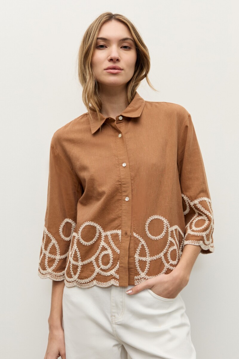 Camisa bordado en contraste camel