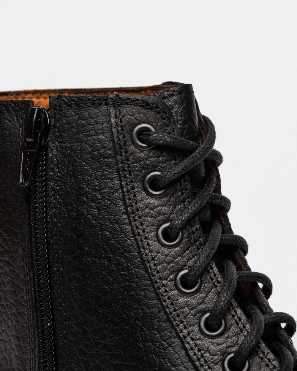 Borcego Harvey En Cuero Graneado Negro