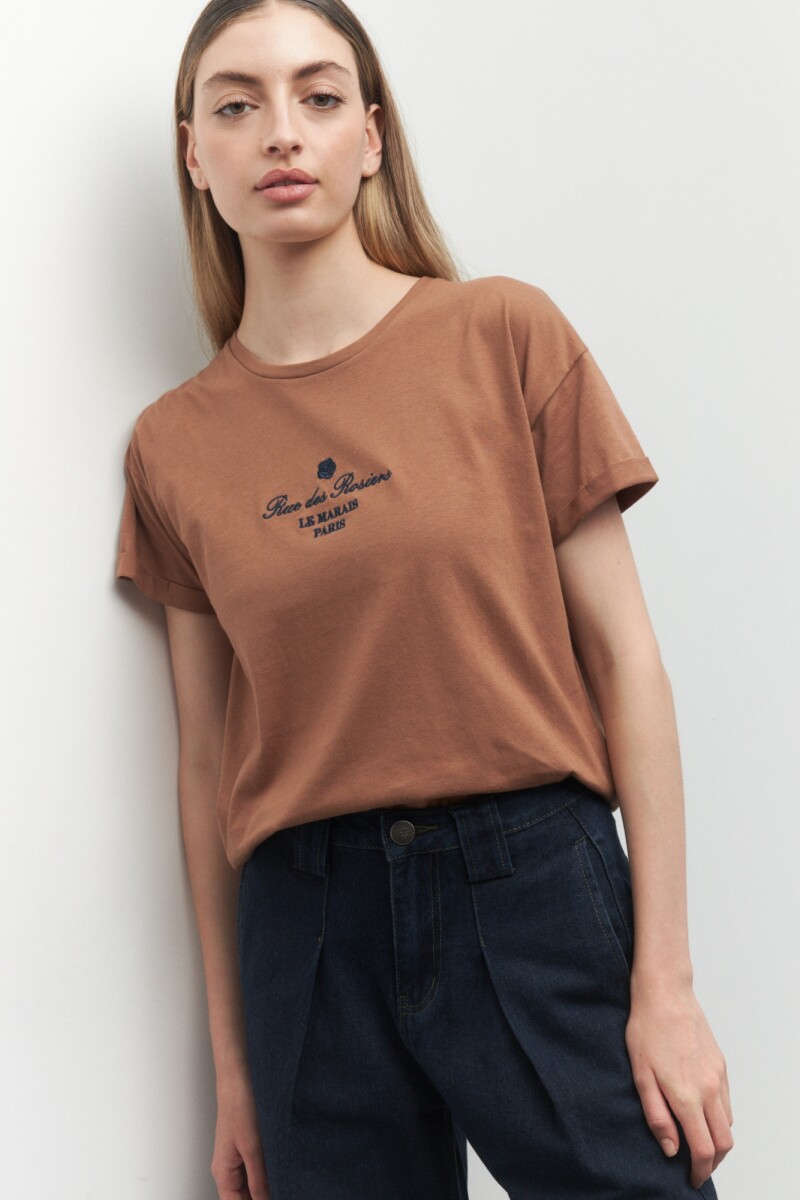 REMERA LE MARAIS Marrón Corteza