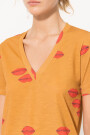 REMERA KISSES Camel