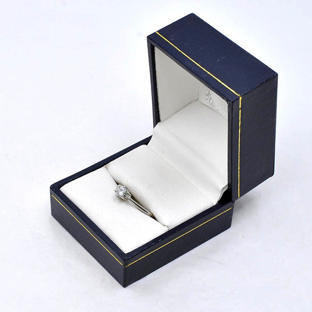 Anillo Solitario En Platino Y Brillante Anillo Solitario En Platino Y Brillante