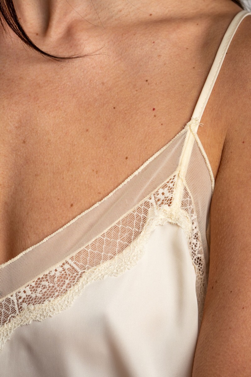 Blusa Satinada Con Encaje Arena