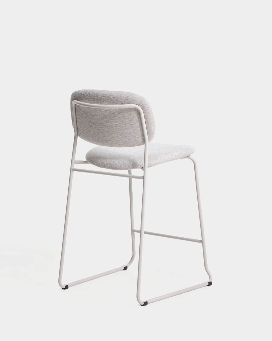 Taburete apilable Meli de chenilla beige y patas de metal beige 65 cm Taburete apilable Meli de chenilla beige y patas de metal beige 65 cm