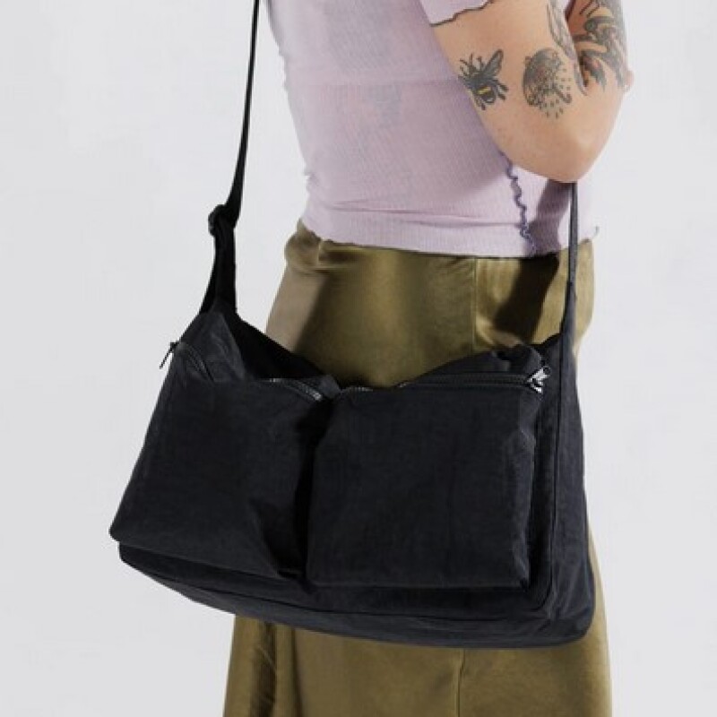 Cartera morral bolsillos al frente tipo cargo Black
