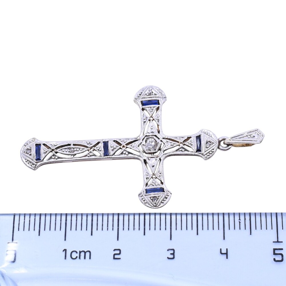 Cruz antigua oro 18 k con brillantes, zafiros sintéticos y diamantes. Cruz antigua oro 18 k con brillantes, zafiros sintéticos y diamantes.