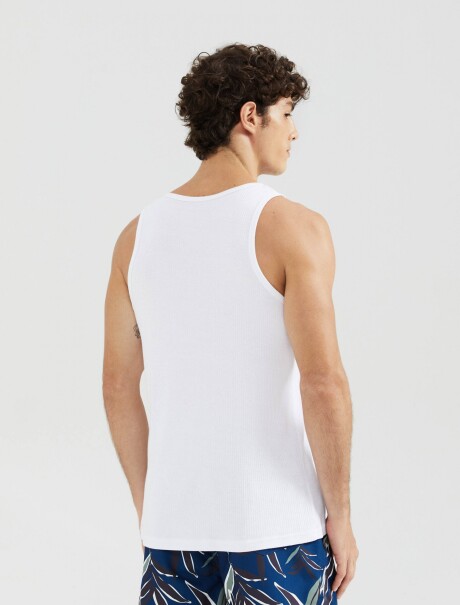 MUSCULOSA BÁSICA SLIM EN TELA ACANALADA BLANCO