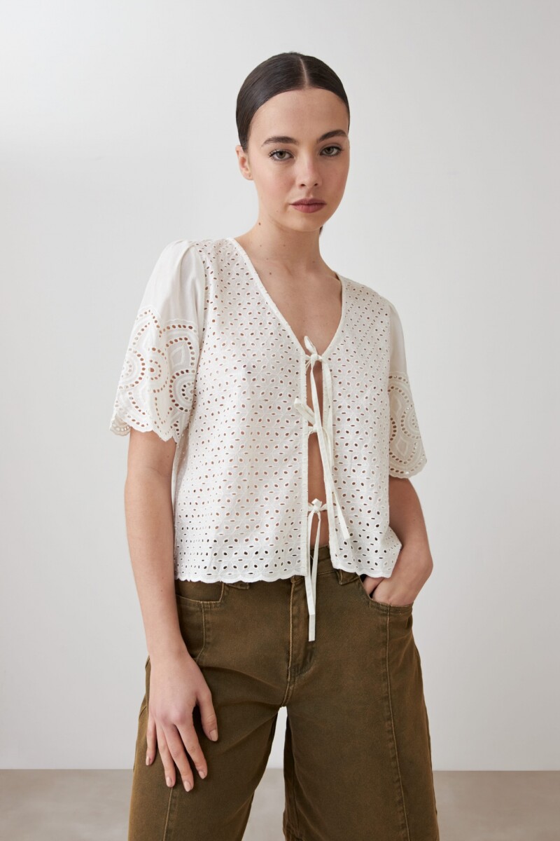 Blusa de broderie con lazos crudo