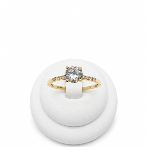 Anillo en Oro con zirconia al centro y en laterales Anillo en Oro con zirconia al centro y en laterales