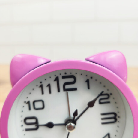 Reloj de escritorio con orejitas de gato Rosado