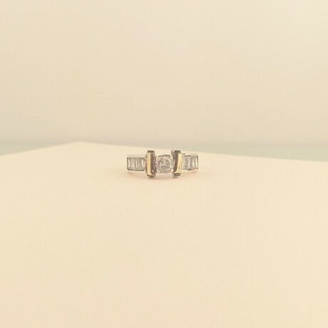 Anillo de plata 925, double en oro 18 ktes y circonias. Anillo de plata 925, double en oro 18 ktes y circonias.