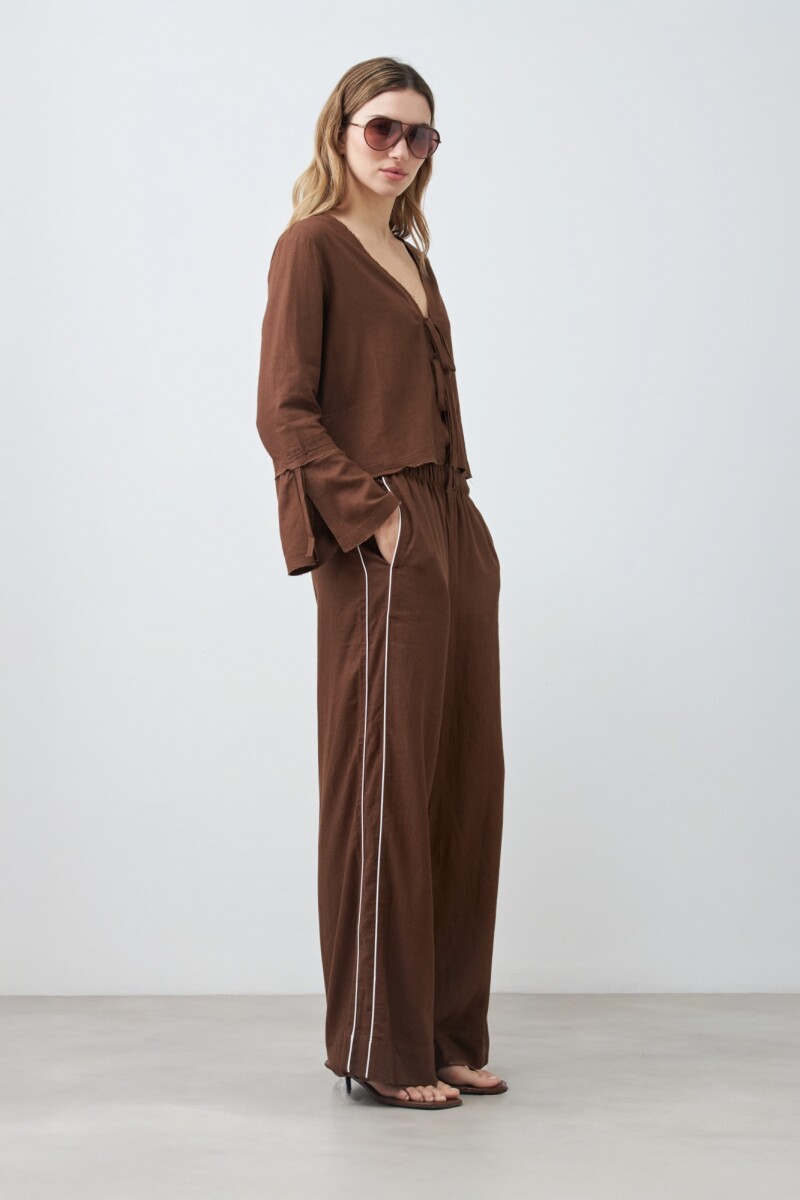 Pantalón de lino con vivo en contraste chocolate