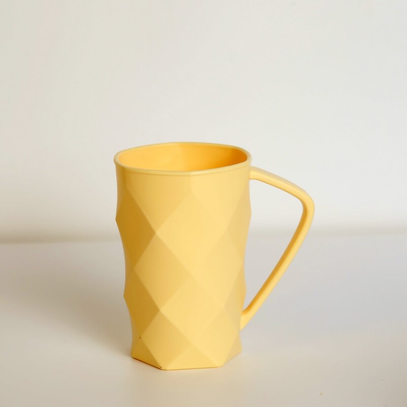 VASO PLÁSTICO CON ASA ROMBO (AMARILLO CLARO/340 ML) VASO PLÁSTICO CON ASA ROMBO (AMARILLO CLARO/340 ML)