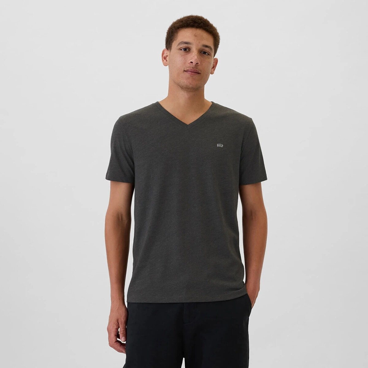 Remera Cuello V Mini Logo Gap Hombre - Charcoal Heather 